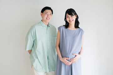 妊婦,若い夫婦,マタニティ,白背景