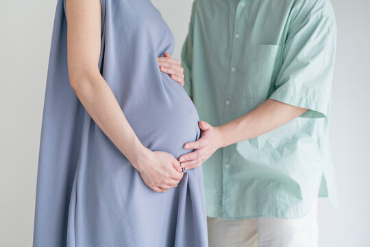 妊婦,若い夫婦,マタニティ,白背景