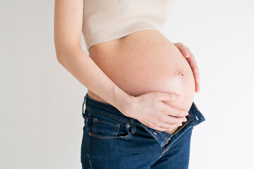 妊娠中の若い女性,白背景