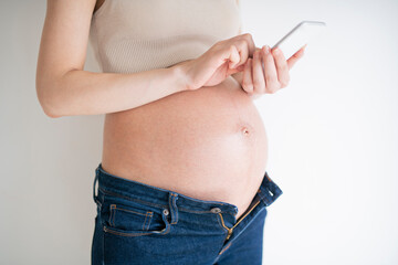 スマートフォンを使う妊婦