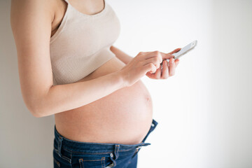 スマートフォンを使う妊婦