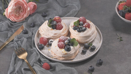 Small pavlova cakes