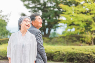 Obraz premium 公園を歩くシニア・高齢者夫婦（笑顔） 