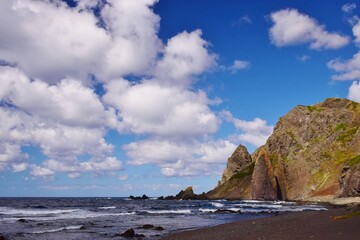 青空に映える礼文島 地蔵岩