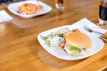 おしゃれなカフェのランチのハンバーガー・パスタ
