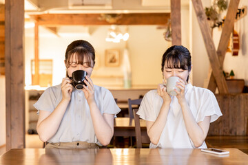カフェ・喫茶店でコーヒーの香りを嗅ぐ日本人女性
