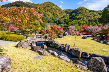 青い空と雲を背景に紅葉に映える日本庭園
A Japanese garden that shines in autumn...