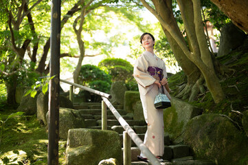 着物を着た美しい日本人の女性