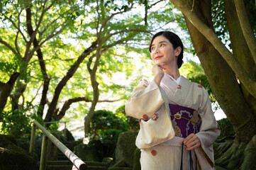 着物を着た美しい日本人の女性