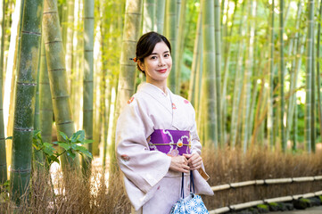 竹林の中に佇む着物を着た美しい日本人女性