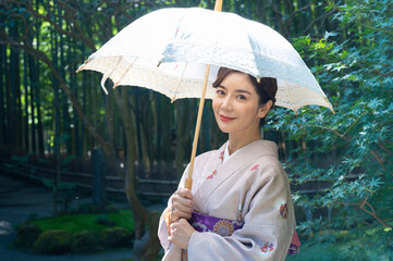 日傘を差した着物姿の日本人女性