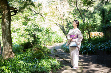 自然の中を散歩する浴衣姿の日本人女性