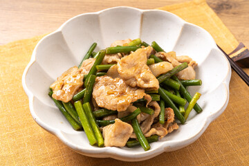 豚肉とにんにくの芽のオイスター炒め