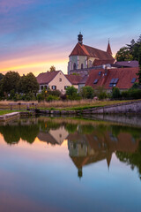 Alter Hafen in Kelheim mit Michaelskirche im Sonnenuntergang im Sommer - 604770270
