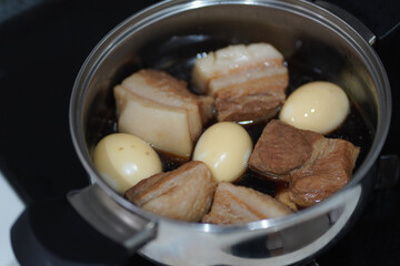	豚の角煮を作る様子