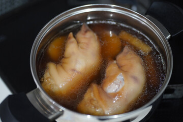 	豚足を煮込む様子