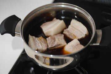 豚の角煮を作る様子