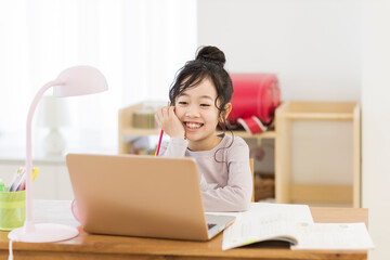 パソコンを見ながら勉強する女の子