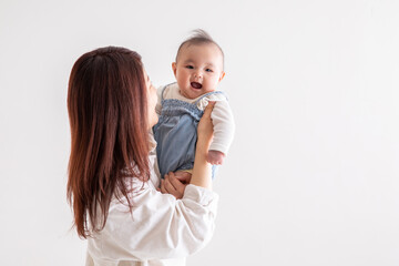 抱っこされる赤ちゃん　baby being held