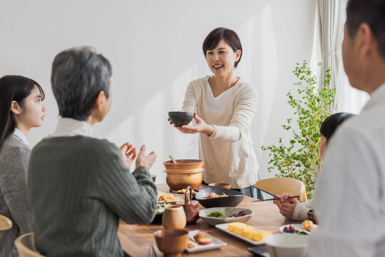 食卓を囲む日本人三世代家族