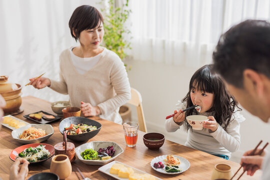食事する日本人親子