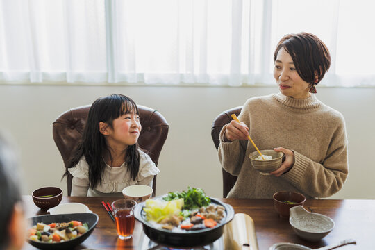 鍋料理を食べる日本人親子