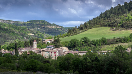 Fototapeta na wymiar Paysage pittoresque de la région des Baronnies dans le département de la Drôme autour du village de Curnier en France au printemps