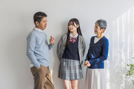 孫と話す日本人シニア夫婦