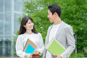 ノートを持った社会人大学生（リカレント教育・リスキリング）