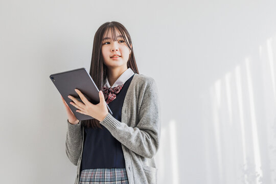 タブレットを持つ日本人女子学生