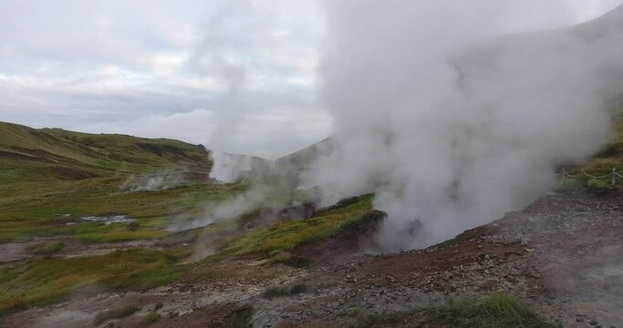 Fumerolle de vapeur d’eau dans les montagnes islandaises
