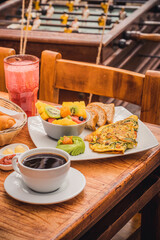 Desayuno de frutas con huevos revueltos