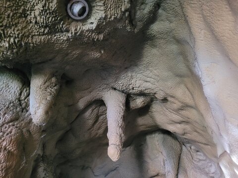 Une stalactite soit une concr&eacute;tion de calcite tombante dans une grotte