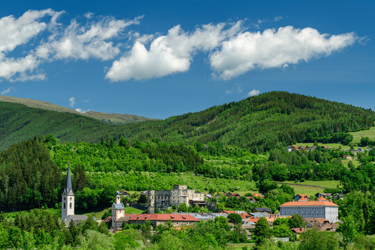 Austria, Carinthia, Gmund, Town with forested hills in background