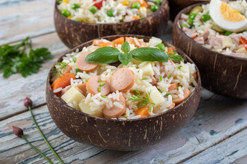 insalata di riso freddo con wurstel formaggio e legumi
