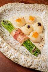 barbecue scallops with green and green asparagus