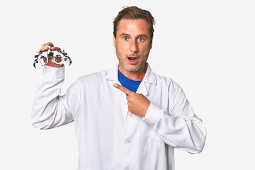 A middle-aged optometrist man pointing to the side