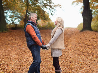 Obraz premium Older couple holding hands in park