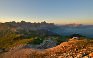 Die Aussicht vom Gipfel des Schlern in den Südtiroler Dolomiten bei Sonnenaufgang, mit Blick zum...
