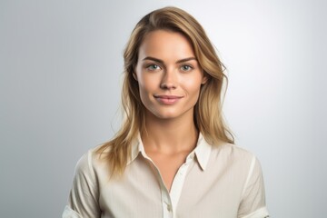Obraz premium Photography in the style of pensive portraiture of a grinning girl in her 30s wearing a casual short-sleeve shirt against a white background. With generative AI technology