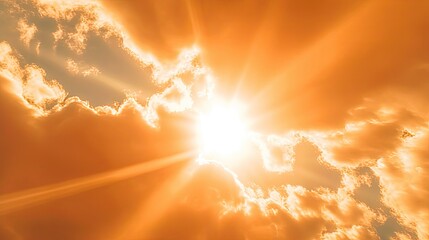 Orangefarbener Himmel im Sommer an einem heißen Tag, Sonnenstrahlen scheinen durch Wolken, Hitzewelle, Generative AI