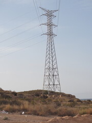 Torre de alta tension en campo