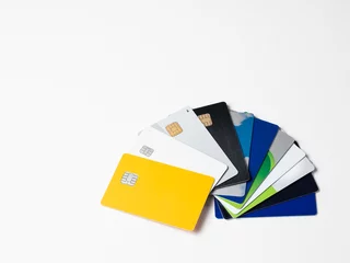 Fotobehang 白い背景に並べられた大量のクレジットカード © suteyama