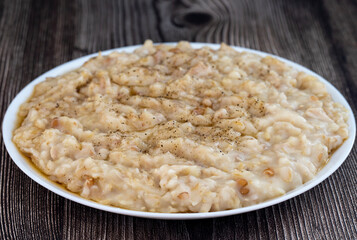 It is a traditional dish made of split wheat and meat, which is usually made at weddings in Anatolia. It was included in the Intangible Cultural Heritage List of Turkey by UNESCO in 2011.