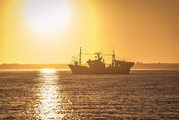 Obraz premium Fishing boat on Douro River estuary in Vila Nova de Gaia city in Portugal