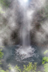 栃木県那須町　新緑と朝靄に包まれた駒止の滝