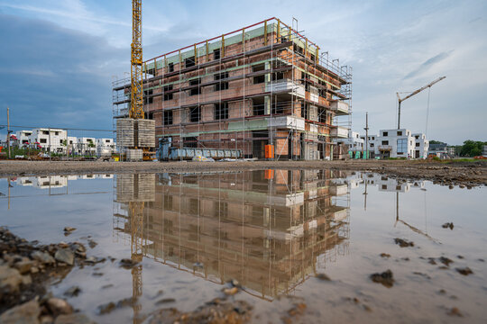 Neubau Mehrfamilienhaus mit Spiegelung