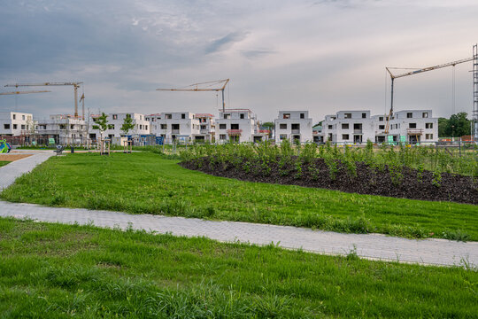 Baustelle mit H&auml;usern und Baukran