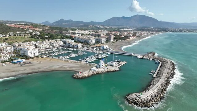 vista del puerto de la Duquesa en el termino municipal de Manilva, Andaluc&iacute;a