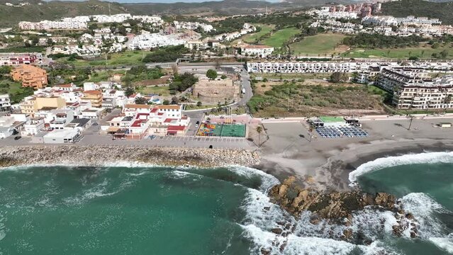 playa de la Duquesa o del castillo en la costa de Manilva, Andaluc&iacute;a